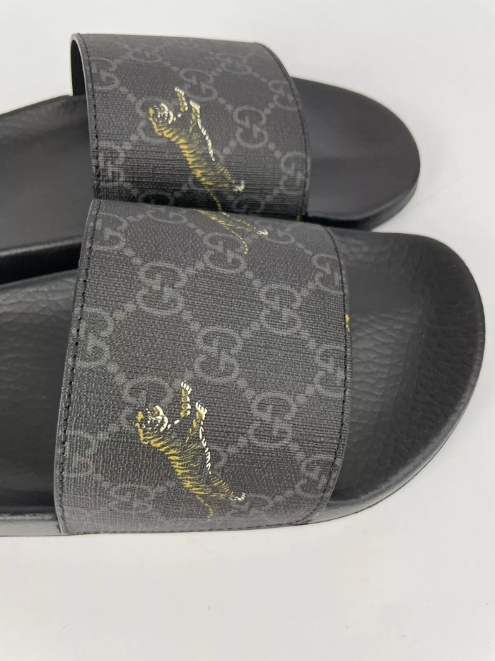 G*u*i sandal